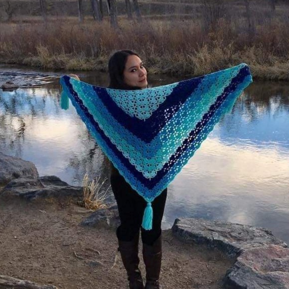 Hand crochet shawl - Picture 2 of 3